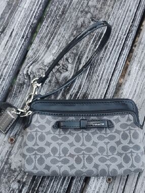 Coach Poppy Signature C Double Zip Wristlet W/ Black Signature Ribbon